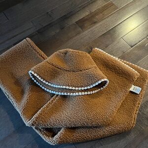 Women's Scalloped UGGFluff Scarf and hat